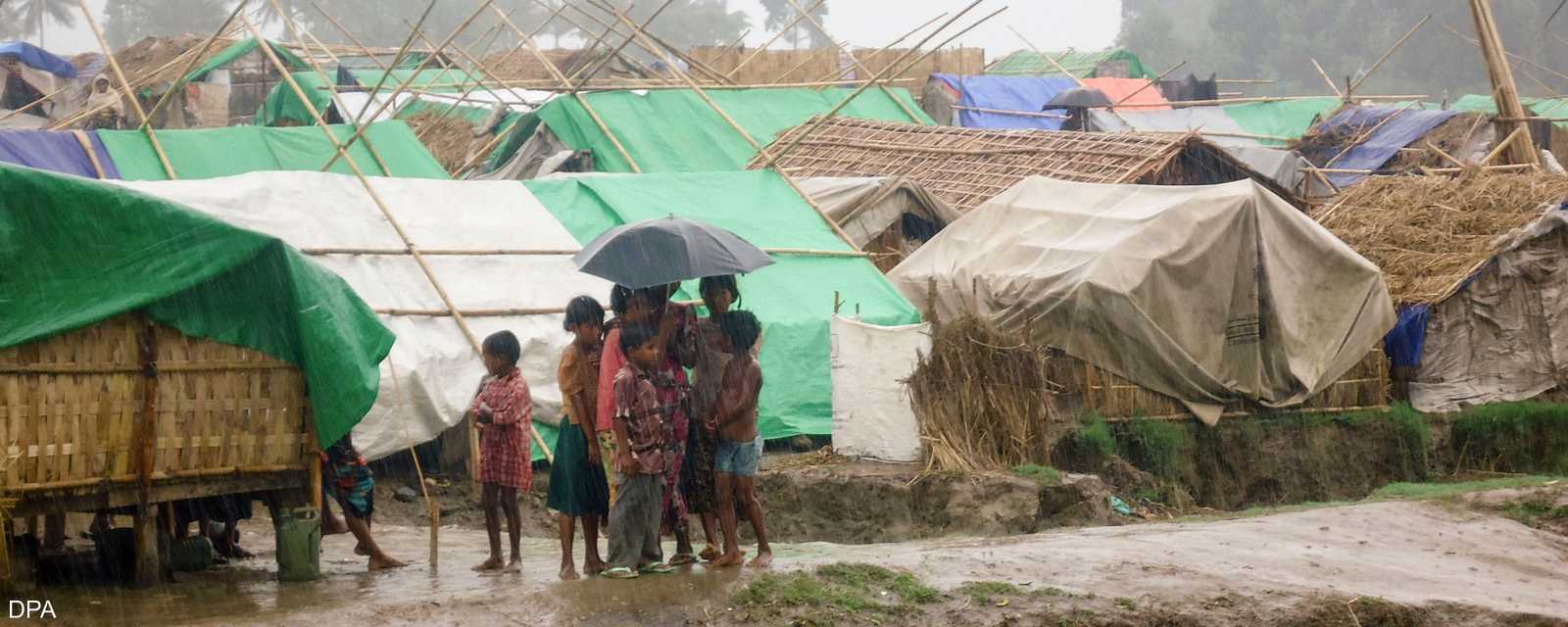 خيام ضعيفة لا تحمي أطفال الروهينغا من الأمطار الشديدة التي تسبق الإعصار