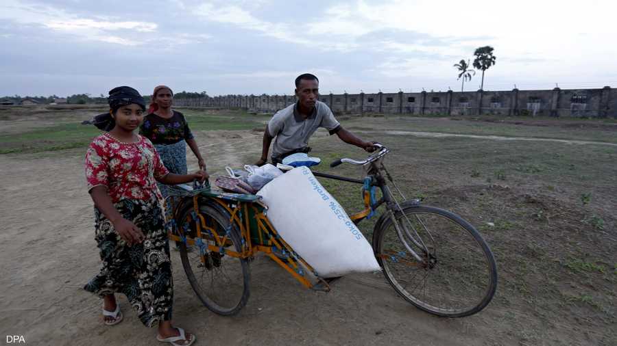 وسائل بدائية لنقل الأمتعة والغذاء الضروري للنجاة