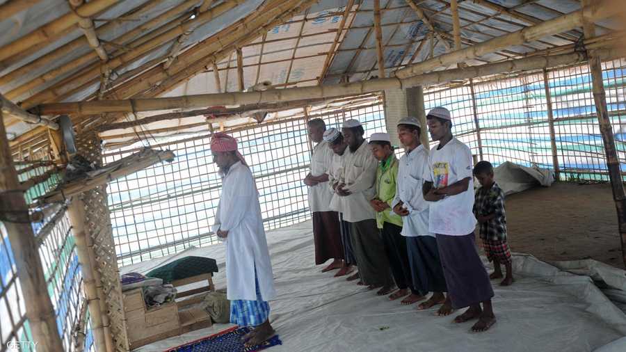 صلوات وتضرع قبل وصول الإعصار