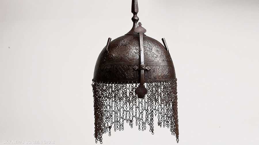 خوذة حرب مطعمة بالذهب والفضة تعود للقرن التاسع عشر