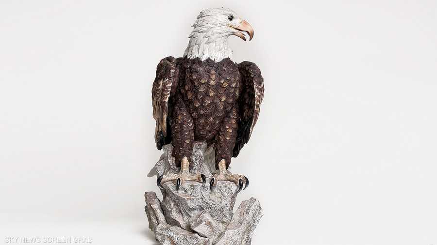 نسر من البورسلين مطلي باليد وهو قطعة من ألف قطعة على مستوى العالم