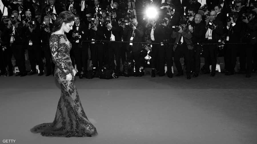 خطفت الأنفاس وبدت كتحفة فنية مليئة بالبريق الملكي الخلاب.