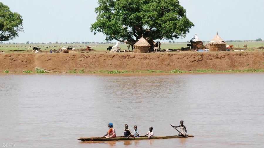 وفي شمال السودان يلتقي بحر الجبل ببحر الغزال وينطلق نحو العاصمة الخرطوم