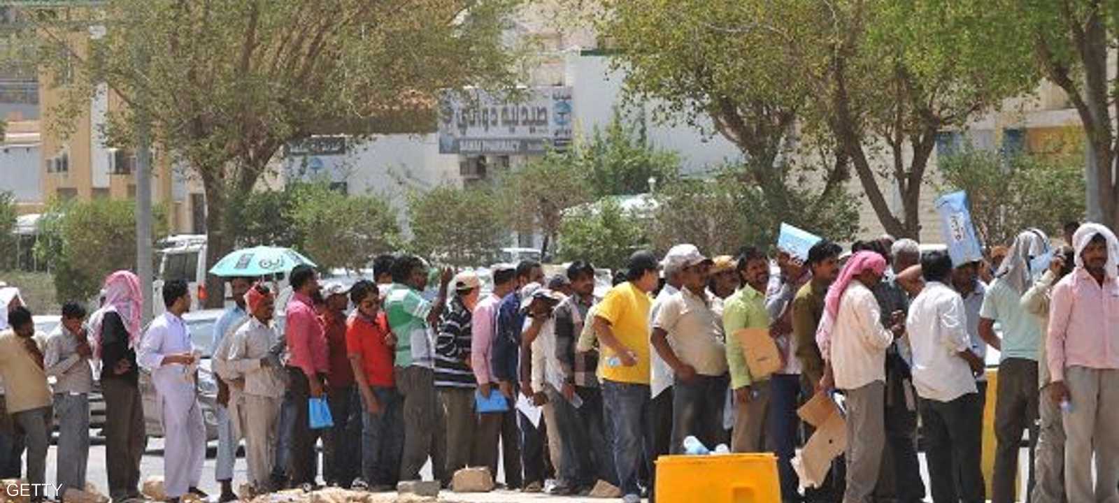 الألاف من العمال الأجانب بالسعودية يصطفون أمام المصالح الحكوميى لتصحيح أوضاعهم