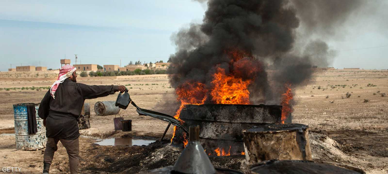 بعض السوريين أقاموا مصاف متنقلة لبيع النفط السوري