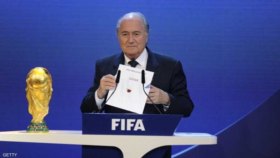اختيار قطر لتنظيم مونديال 2022 أثار جدلا لم يتوقف بشأن القرار وحول بلاتر