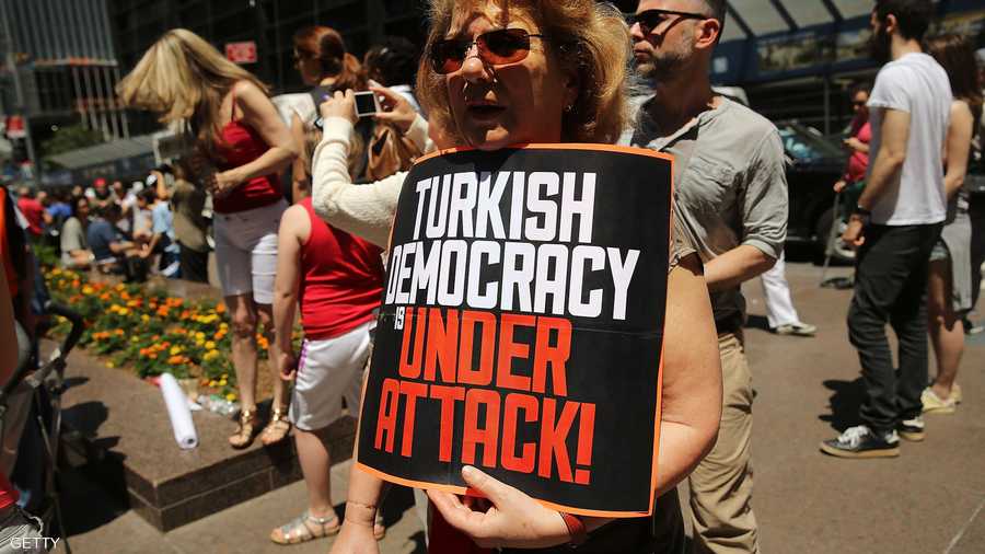 ترى هذه المتظاهرة أن حكومة أردوغان تهدد ديمقراطية تركيا