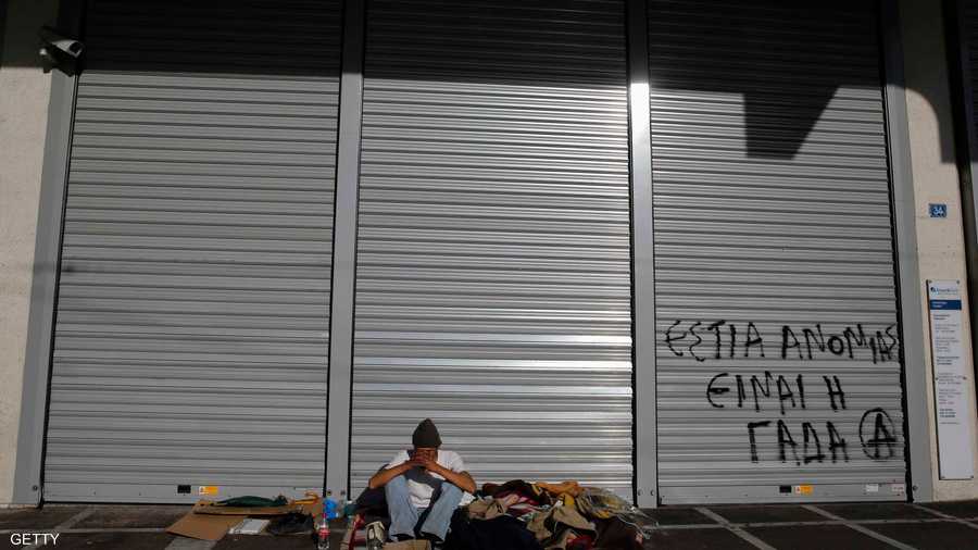 يكاد لا يخلو شارع من وجودهم ليعكسوا مأساة الأزمة الاقتصادية ببلادهم 