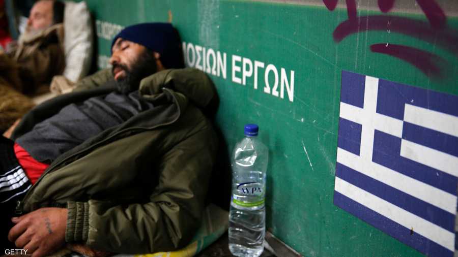 نائم أمام محطة المترو في العاصمة أثينا