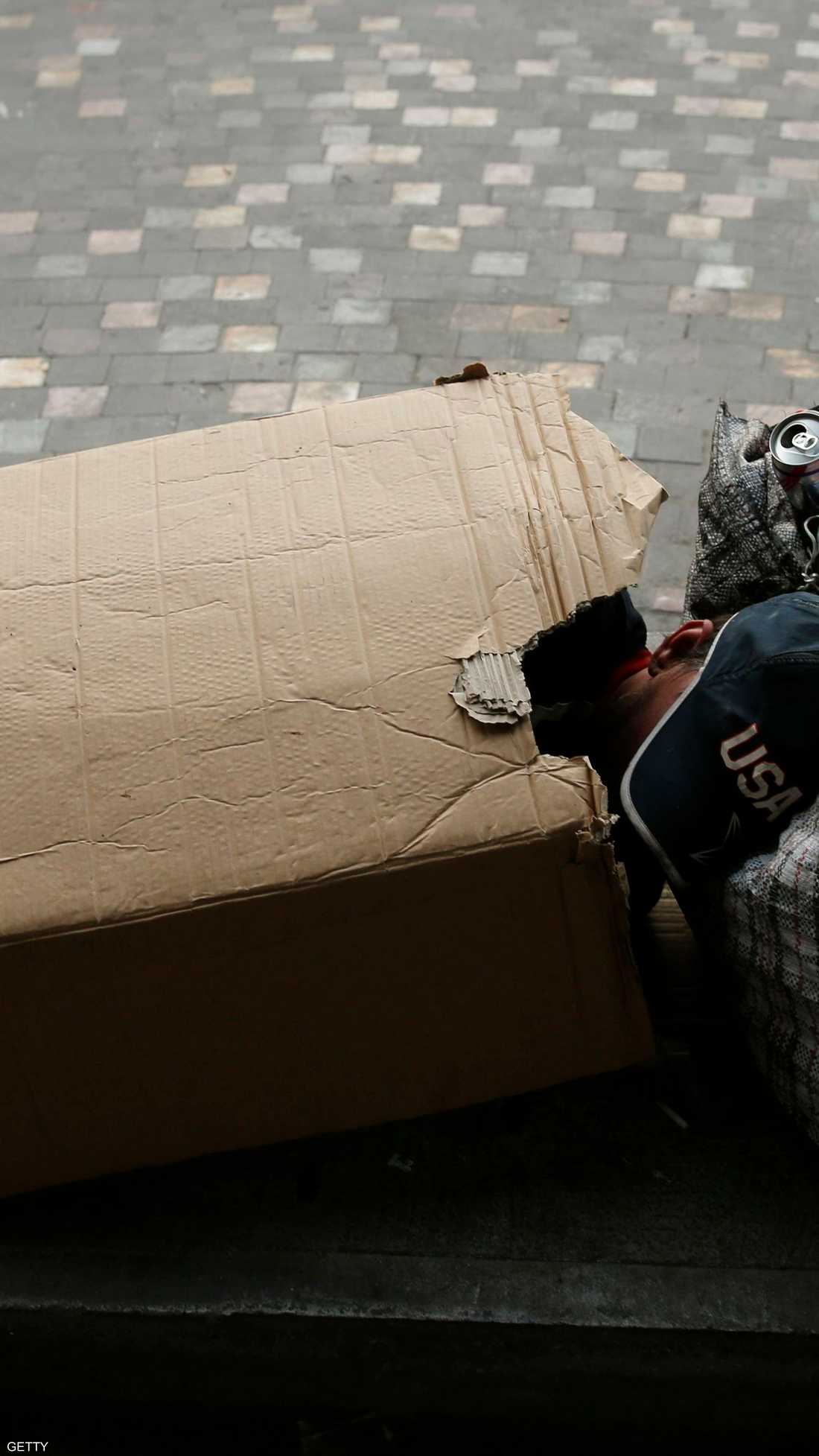 تلقي الأزمة الاقتصادية ظلالها القوية على اليونايين، فمنهم من اتخذ الشارع مسكنا، وعلبة الكرتون غطاءً