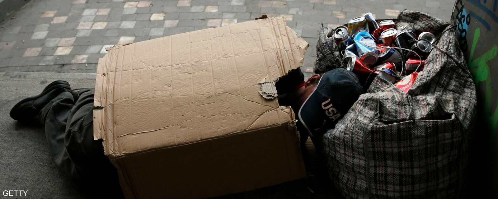 تلقي الأزمة الاقتصادية ظلالها القوية على اليونايين، فمنهم من اتخذ الشارع مسكنا، وعلبة الكرتون غطاءً