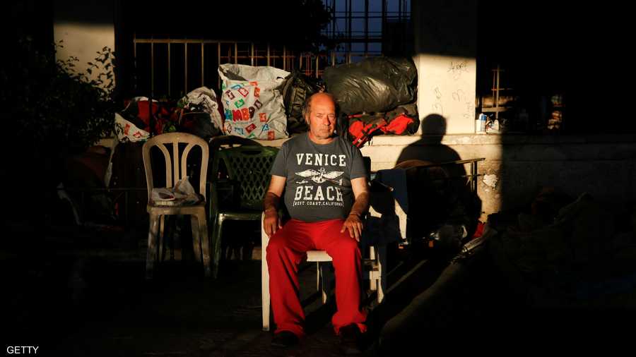 عاطل عن العمل يقطن أسفل أحد الجسور في أثنيا