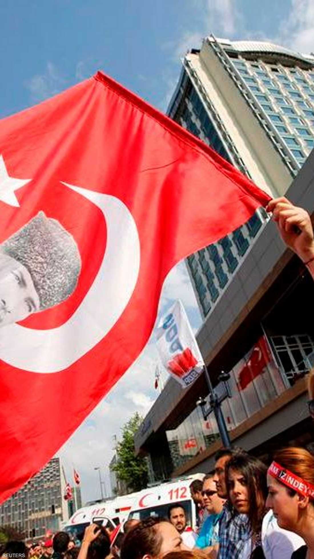 المتظاهرون برفعهم صور أبو الأتراك (أتاتورك) يعبرون عن تمسكهم بالعلمانية التي أرساها الأخير بعد انهيار السلطنة العثمانية.
