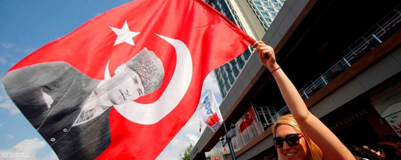 المتظاهرون برفعهم صور أبو الأتراك (أتاتورك) يعبرون عن تمسكهم بالعلمانية التي أرساها الأخير بعد انهيار السلطنة العثمانية.