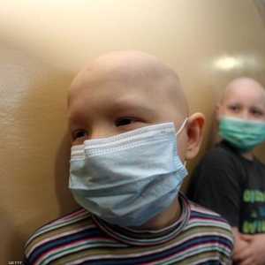 طفلان مصابان باللوكيميا ينتظران الحصول على جرعة علاجية - أرشيفية