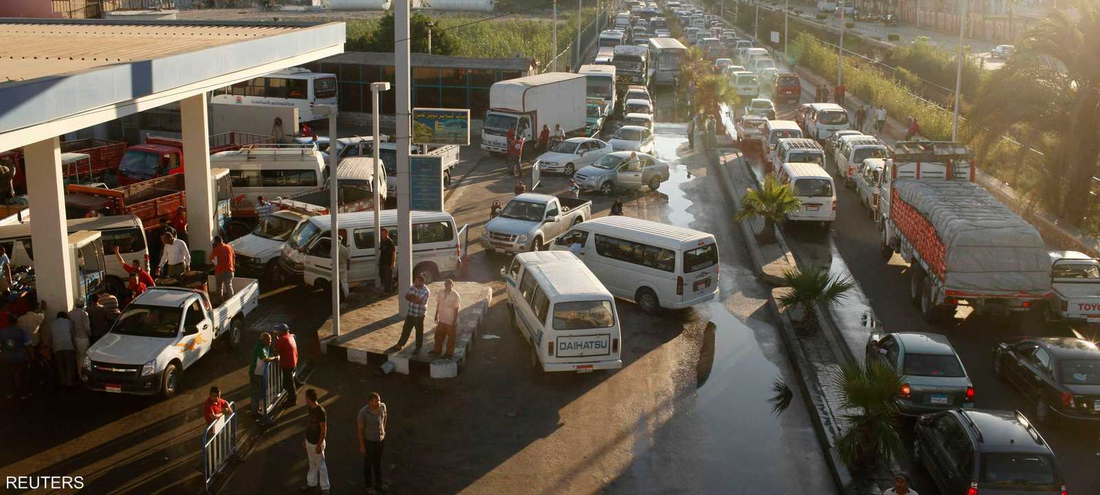 طوابير السيارات المنتظرة لدورها في التزود بالوقود زاد من الاختناق المروري في القاهرة.