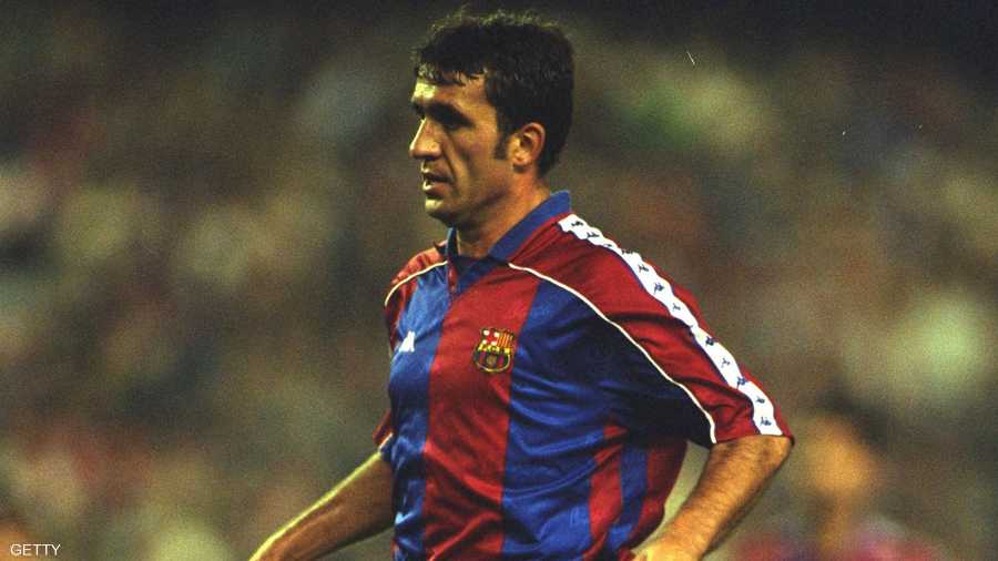 جورج هاجي.. عام 1995 ارتدى أسطورة كرة القدم الرومانية هذا القميص مع برشلونة وتألق به مع الفريق