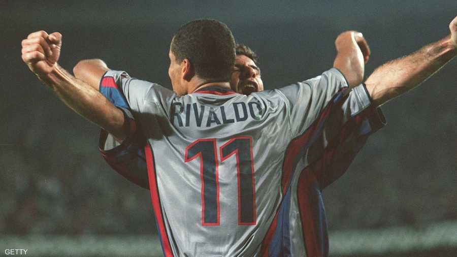 ريفالدو.. البرازيلي الفذ ورث القميص عن هاجي عام 1997 لمدة 3 مواسم قبل أن يلعب موسمين آخرين في كامب نو بالقميص رقم 10