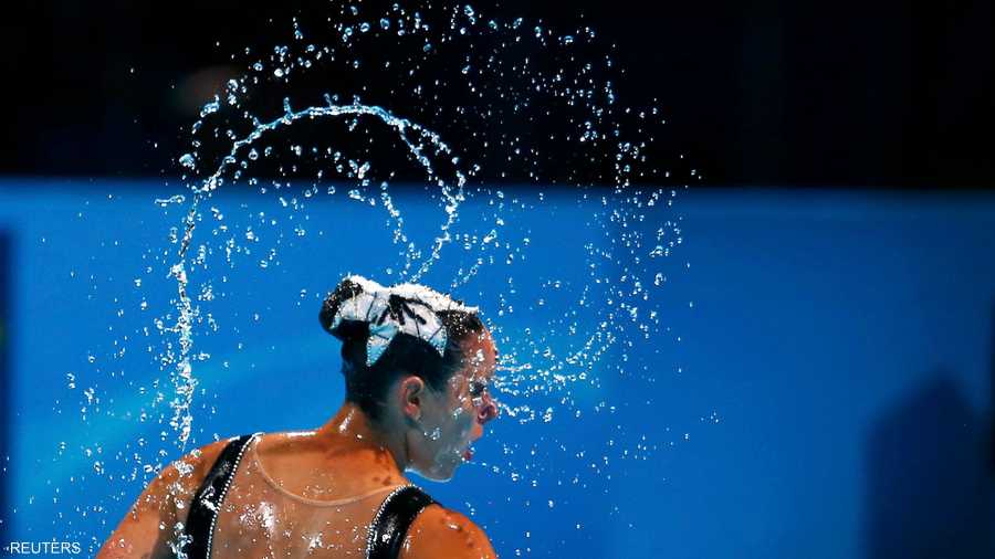 يمارس الباليه المائي في حوض مستطيل بطول 20 متر وعرض 12 متر وعمق 3 أمتار