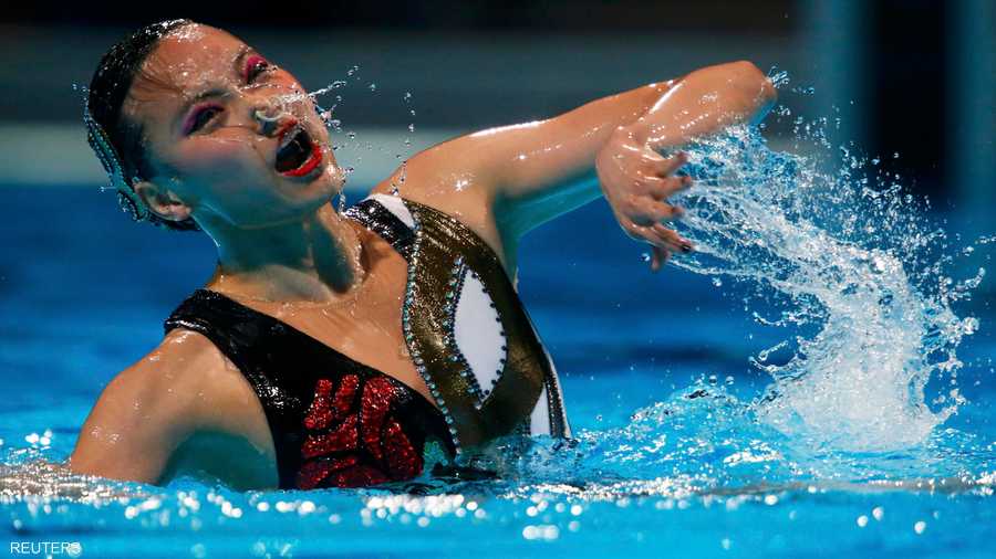 تسبح في مياه شفافة تظهر حركاتها المتناسقة والمبدعة