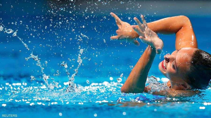 تتطلب القدرة العالية على حبس الأنفاس خاصة عندما تكون اللاعبة رأسا على عقب داخل الماء