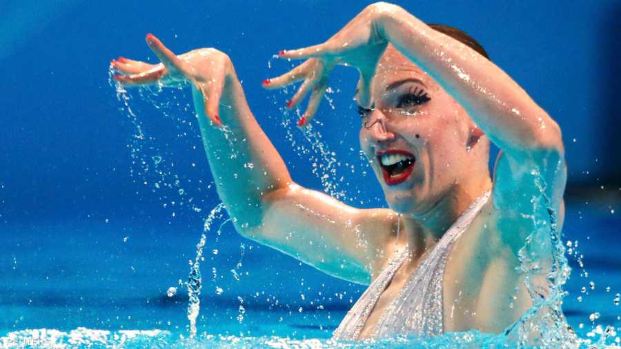 خلال الرقص تقوم السباحات بحركات رياضية مبهرة