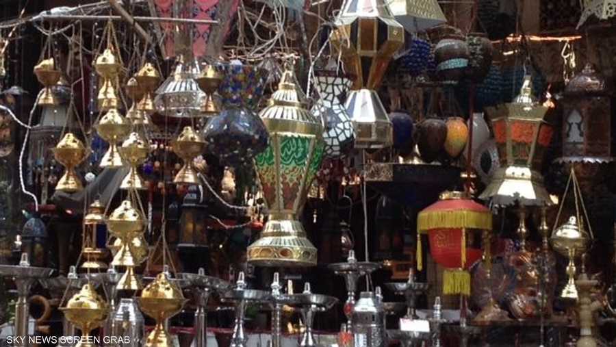 المشغولات الفضية والذهبية وفوانيس رمضان بألوانها وأشكالها تملأ الحوانيت دون أن تجد من يشتريها