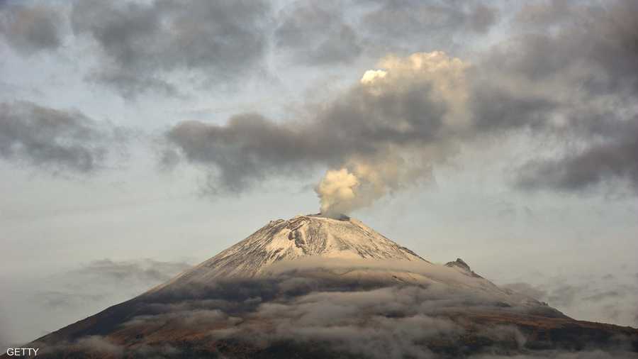 دخانه يفرض لونه على السماء