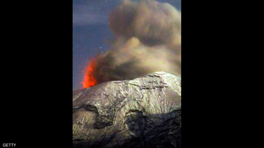 ويطل الجحيم مع ألسنة اللهب الأولى المنبعثة من جوفه