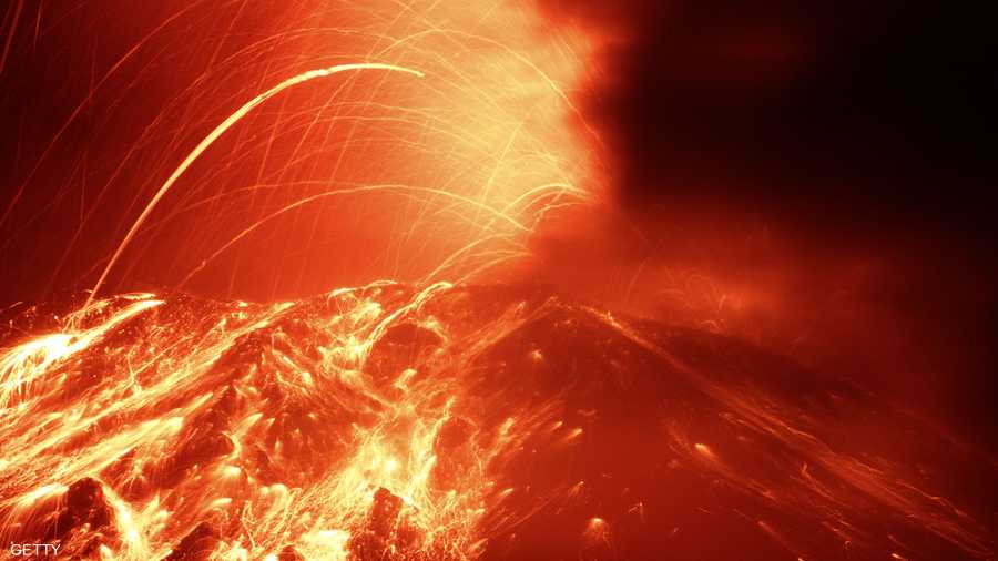 فيغطي رذاذ ناره الأفق 