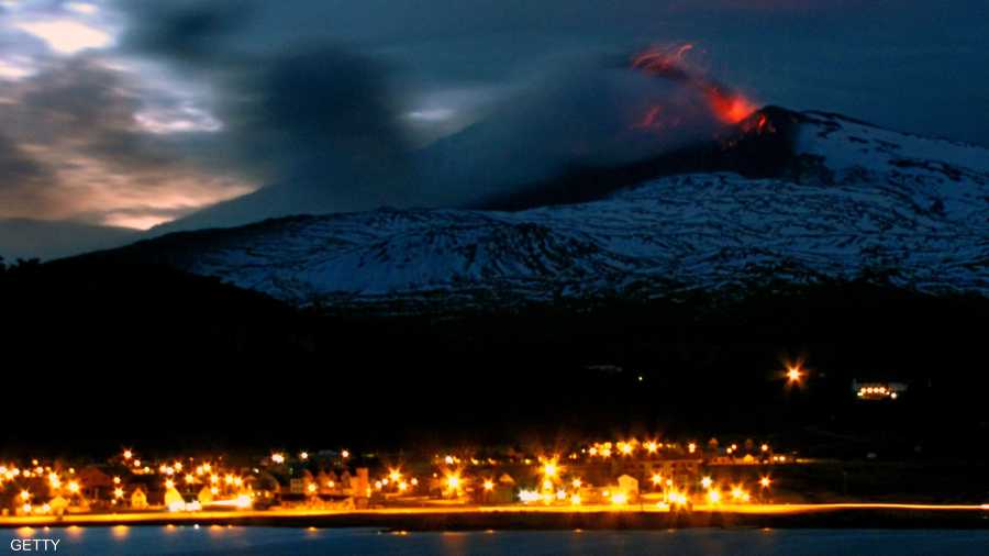 أما حينما تعانق حممه المنصهرة مياه البحر الباردة، فتولد فسيفساء من ألوان وأصوات مبهرة