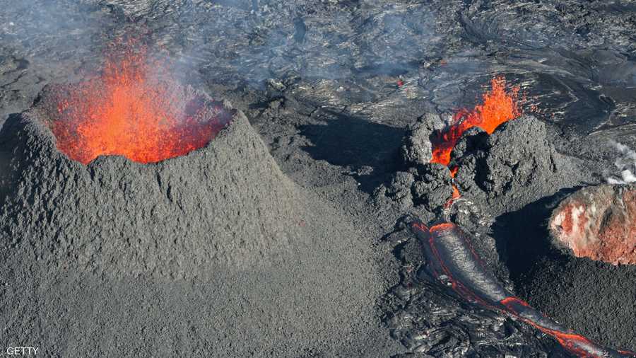 وما زال نار يتآكل، ليصبح رمادا مكوما