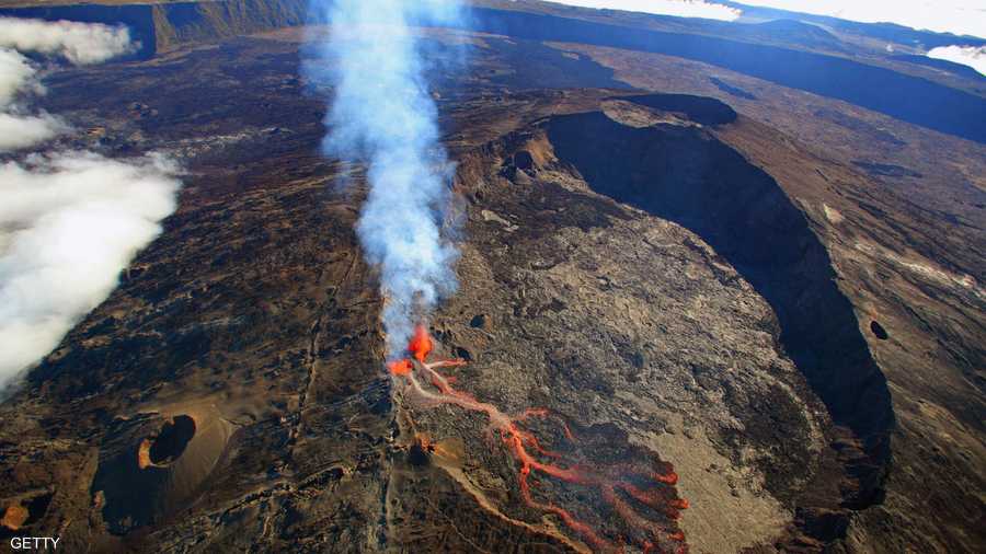 وهنا تصمد أعمدة الدخان المنبعثة من المكان محدثة عن أحد فصول غضب الطبيعة