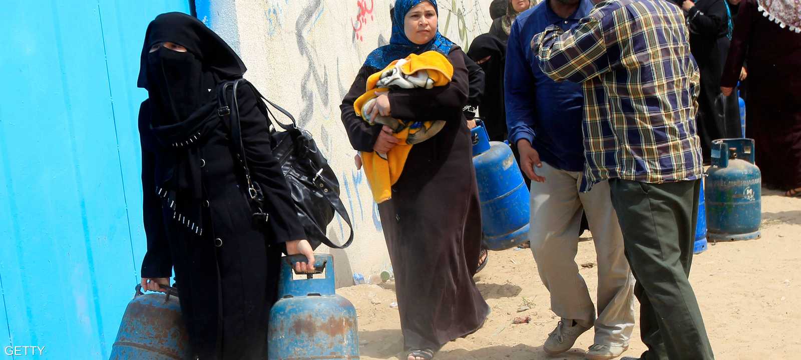 الغزيون يواجهون نقصا في الغاز والوقود