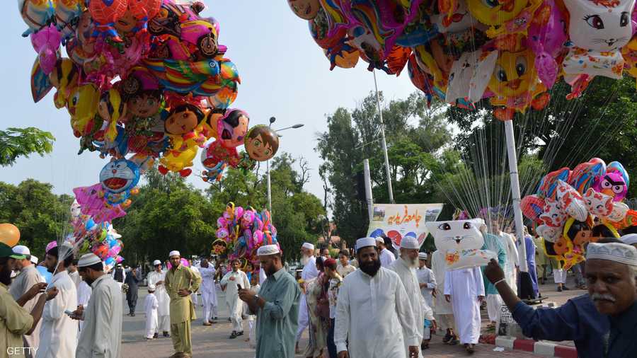 بهجة الأطفال مع بالونات العيد في باكستان