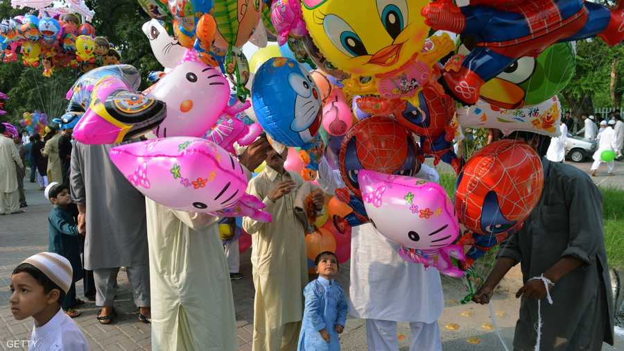 البالونات تميز أفراح العيد في باكستان