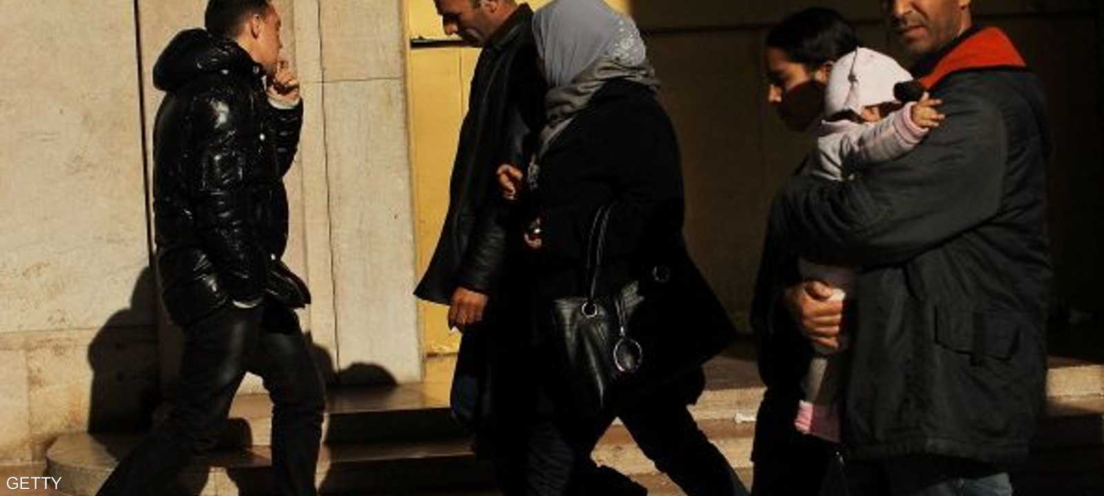 يسيرون بأحد شوارع الرباط ـ أرشيف