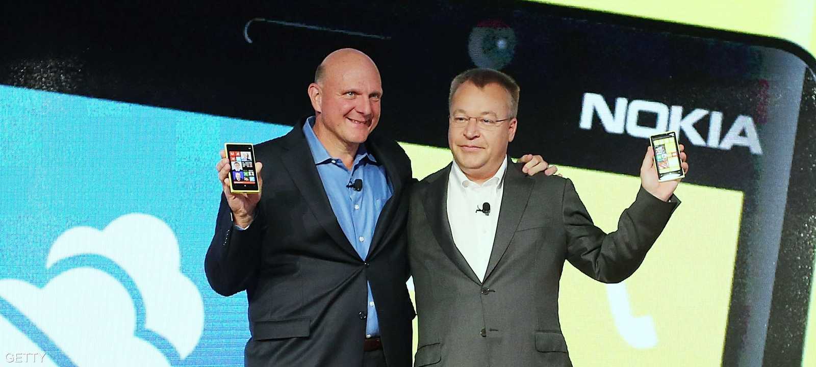 رئيس نوكيا السابق، ستيفن إيلوب (يمين)، ورئيس مايكروسوفت المستقيل، ستيف بالمر
