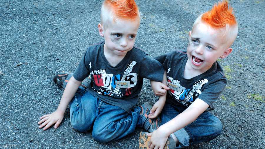 اللون الفاقع يحول شعر هؤلاء الأطفال إلى نقطة جذب للناظرين