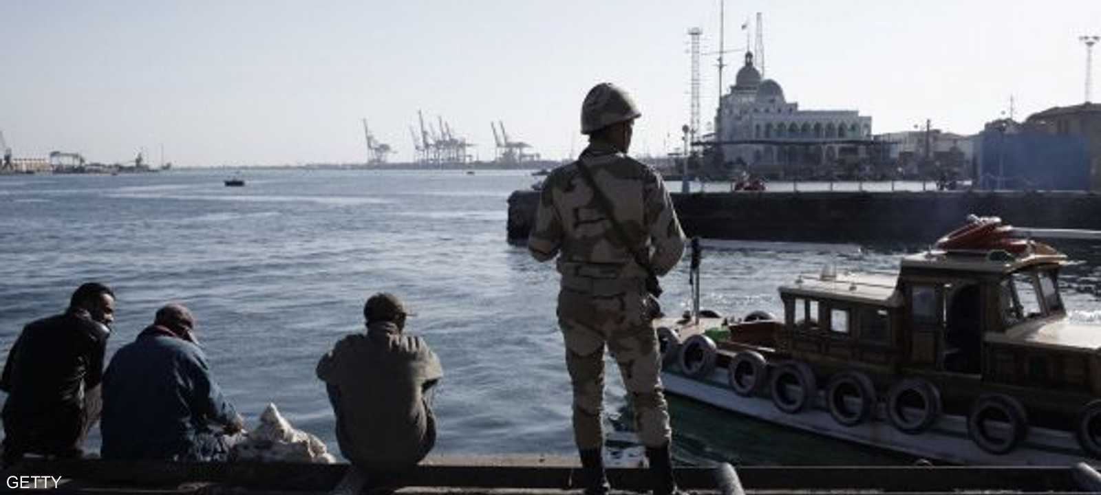 جندي بجوار المجرى الملاحي للقناة