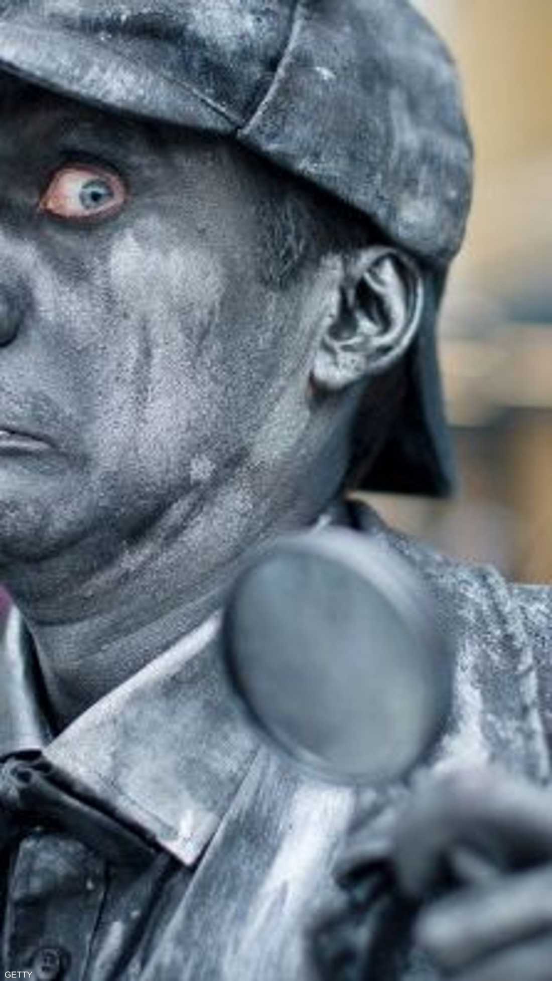 تمثال بشري يتخذ وضعية المحقق شرلوك هولمز في ميدان كينغز كروس.