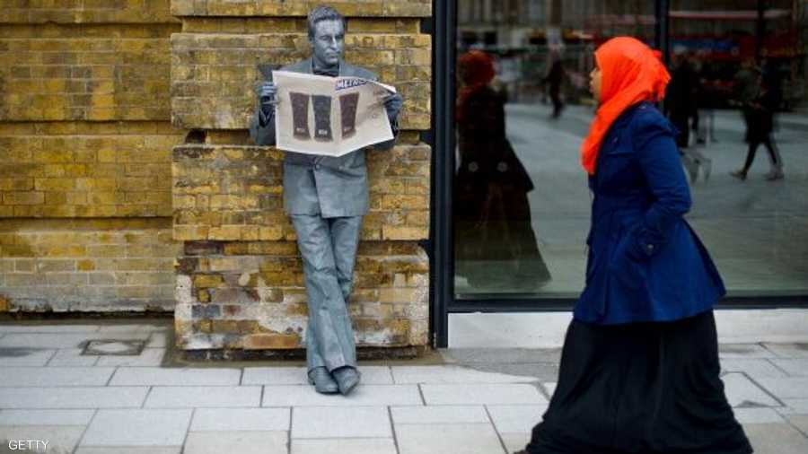 التمثال البشري القارئ على قارعة الرصيف