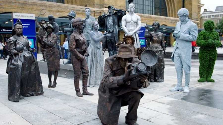 المصور وخلفه مجموعة الثماثيل البشرية، التي تجسد شخصيات أدبية وتاريخية عالمية وبريطانية