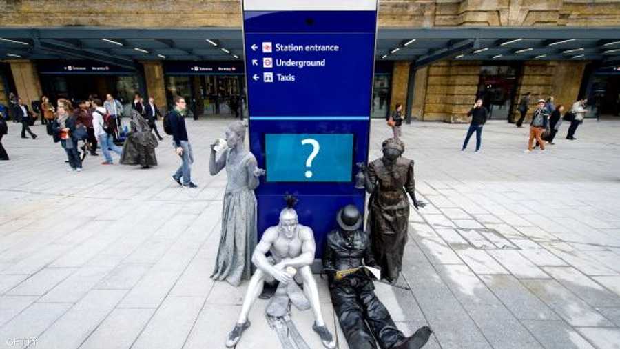 استراحة التمثال.. التماثيل البشرية تحتاج إلى وقت من الراحة قبل أن تعود إلى وقفتها