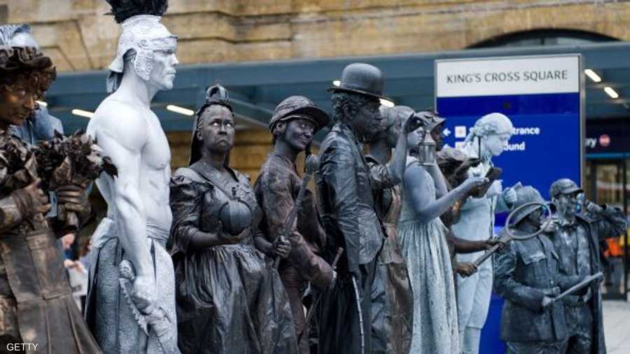 مشهد جماعي للتماثيل البشرية في ميدان كينغز كروس