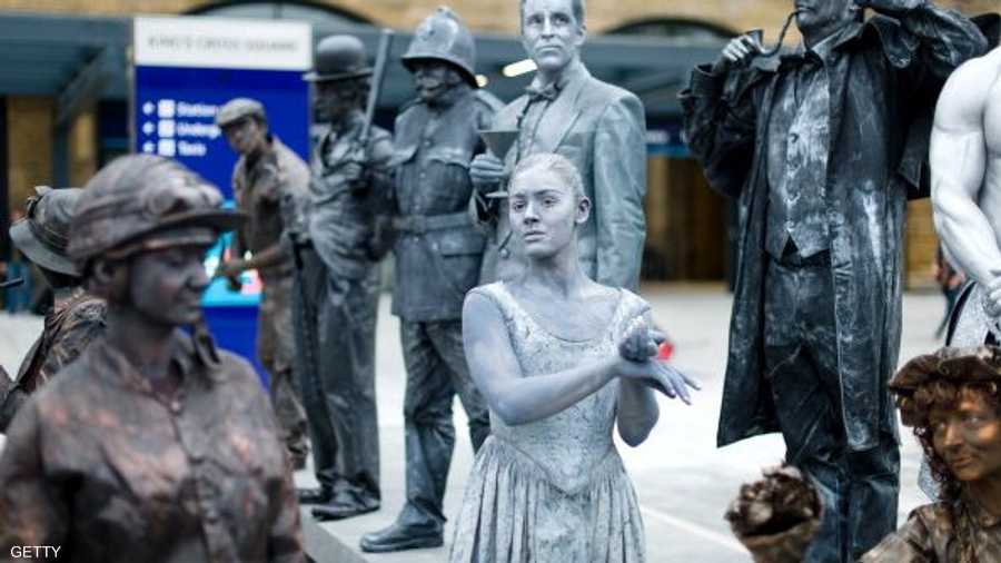 حشد التماثيل البشرية في لقطة جماعية