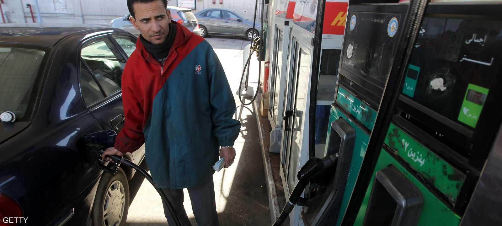 مصري يملأ خزان سيارنه بالبنزين من أحد محطات التزود بالوقود في القاهرة - أرشيف