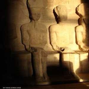 تجمع مئات الزوار في معبد رمسيس الثاني في مصر لمشاهدة الشمس تضيء التمثال الضخم