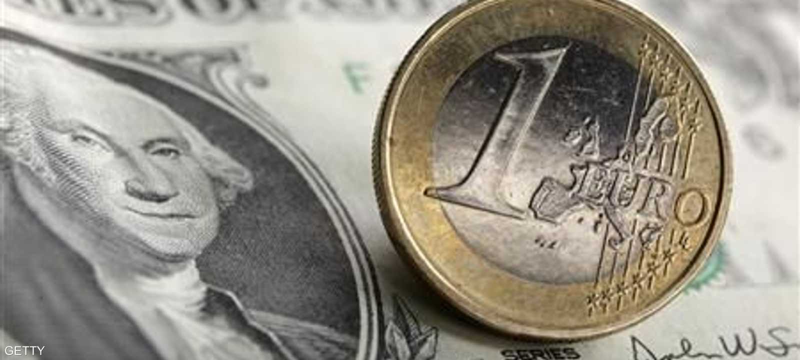 عملة معدنية فئة واحد يورو فوق اخرى