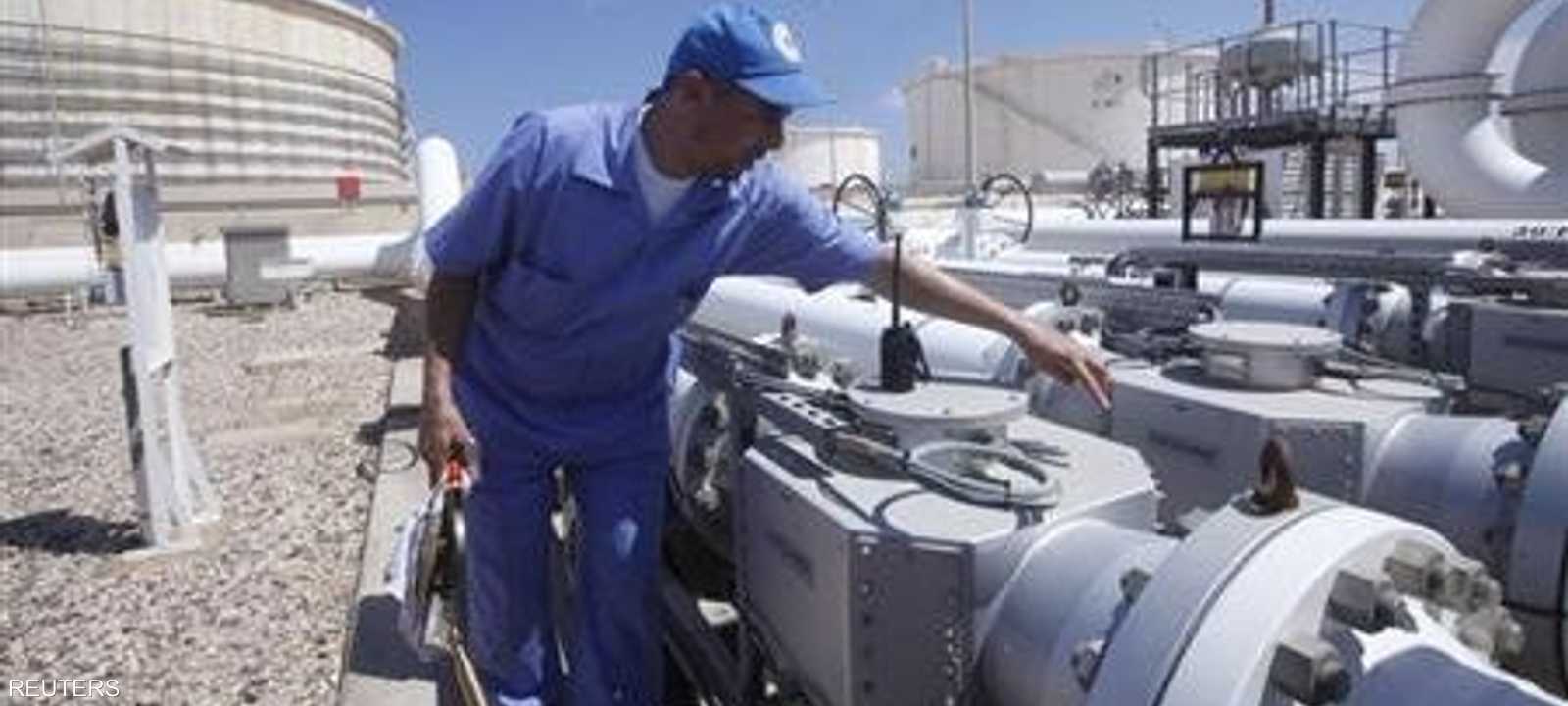 عامل داخل منشأة وميناء الزاوية للنفط في غربي طرابلس